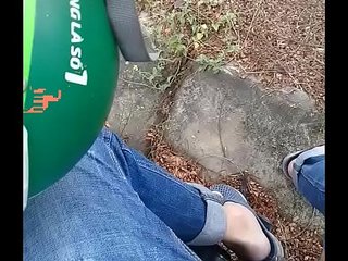 Anh shipper giao h&agrave;ng nhanh quận 2 đang giao nứng qu&aacute; kiếm chổ sục