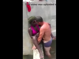 Turista comendo uma angolana
